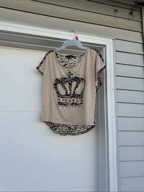 Almost Famous Beige Short-Sleeve Top with Crown and Leopard Trim